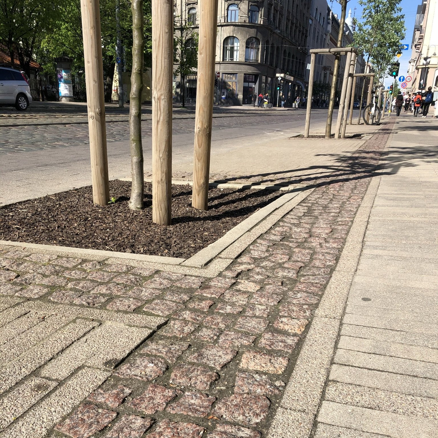 Гранит добавил уюта тротуару из бетонной плитки
